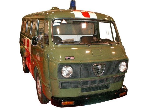 Transporter mit kleinem Rennmotor - gr&ouml;&szlig;eres Bild durch Anklicken!