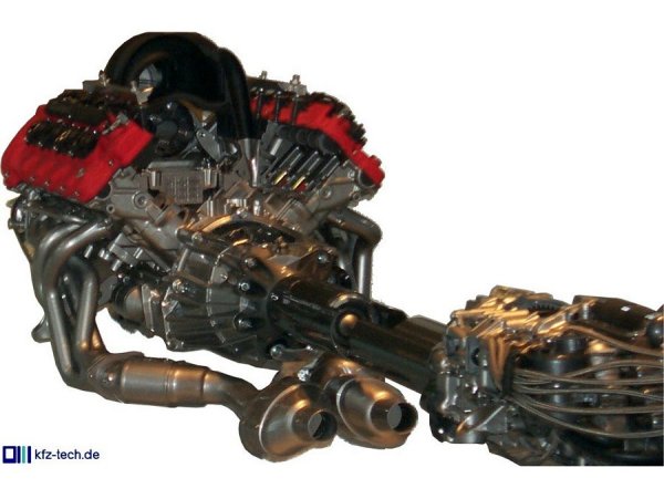 Zw&ouml;lfzylindermotor vorne, Getriebe hinten - gr&ouml;&szlig;eres Bild durch Anklicken!