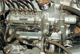 Einspritzpumpe einer 280er Mercedes-Motors - gr&ouml;&szlig;eres Bild durch Anklicken!