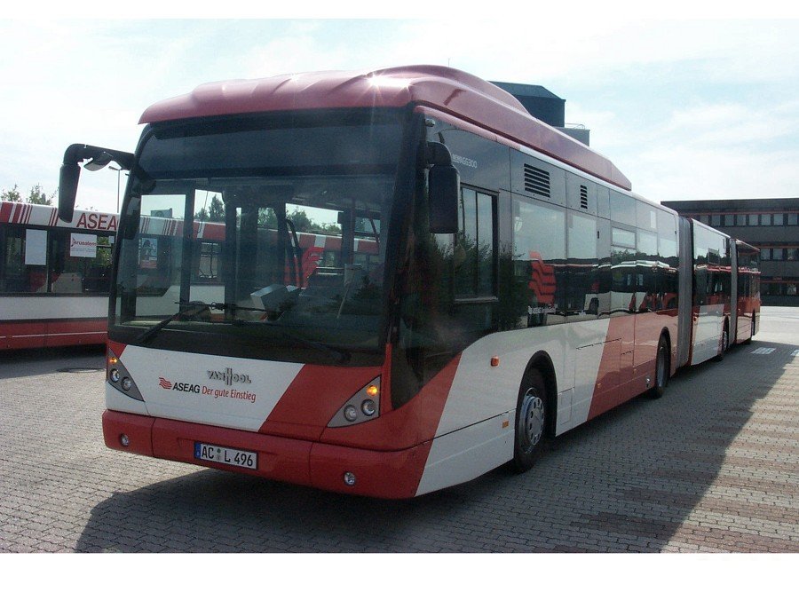 Doppelgelenkbus mit K&uuml;hler auf dem Dach - gr&ouml;&szlig;eres Bild durch Anklicken!