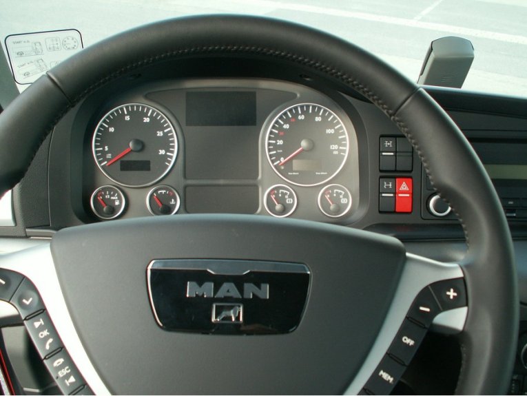 Lkw-Cockpit - gr&ouml;&szlig;eres Bild durch Anklicken!