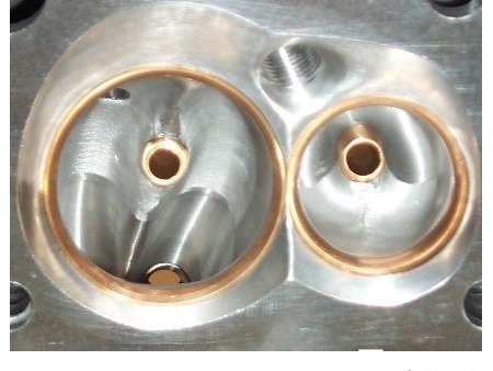 Neben den Ventilsitzringen und Ventilf&uuml;hrungen sind die deutlich vergr&ouml;&szlig;erten Kan&auml;le zu erkennen - gr&ouml;&szlig;eres Bild durchAnklicken!