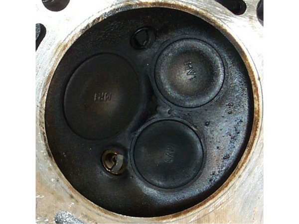 Zwei Z&uuml;ndkerzen relativ nahe beim Auslassventil - gr&ouml;&szlig;eres Bild durch Anklicken!