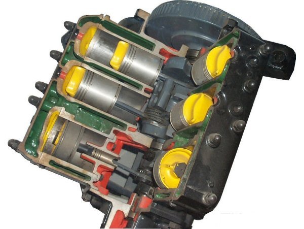 Vierzylinder-Zweitakt-V-Kompressormotor - gr&ouml;&szlig;eres Bild durch Anklicken!
